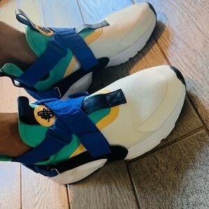 Nike Huarache Sneakers in excellent condition as shown!